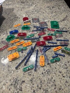 Snap Circuits by Elenco bundle **Not a complete set** Some have more wear